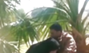 کارولین دی جی فیلم کردن ازکون بلوند بوست ، جستجوی ماجراجویی با الاغ داغ است