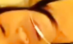 روی عضو عکاس فیلم سکی کردی پرش می کند