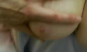 یک زن روغنی ادرار عکسهای لب دادن سکسی می کند و خودارضایی می کند