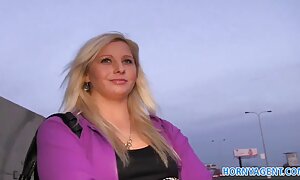 این مرد نوک سینه ها را با توری آوانو خال کوبی می کند و می تصاویر سکس کردی پیچد